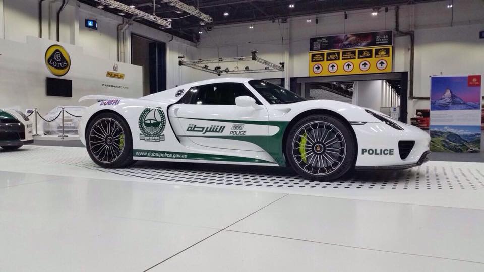 1-porsche-918-spyder-police-car-dubai-motor-show-side-angle
